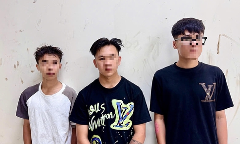 Nhóm thanh thiếu niên mang hung khí đập phá nhà dân trong đêm