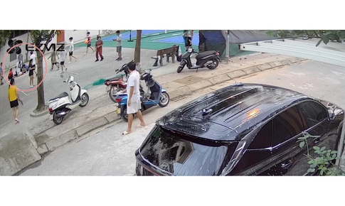 Giám đốc Sở Y tế Nghệ An tặng giấy khen 2 bác sĩ cứu người ngã quỵ ở sân thể thao