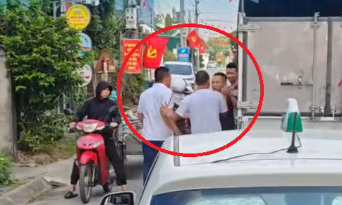 Nhường đường cho ô tô đi, tài xế xe tải bất ngờ bị 3 thanh niên lao vào đánh