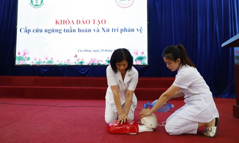 Bác sĩ, điều dưỡng Bệnh viện Bạch Mai cứu người qua cơn sinh tử ở bể bơi, siêu thị