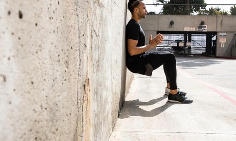 7 tác dụng của bài tập ngồi xổm dựa tường