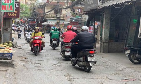 'Ổ voi, ổ gà' bẫy người đi đường trên nhiều tuyến phố Hà Nội
