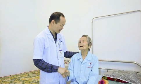 Ca phẫu thuật đặc biệt trả lại ánh sáng cho cụ bà 104 tuổi