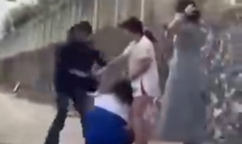 Đánh nữ sinh bất động rồi thản nhiên vạch mắt kiểm tra