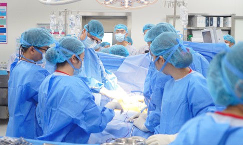 Xúc động khoảnh khắc người mẹ rơi nước mắt quyết định hiến tạng con trai chết não