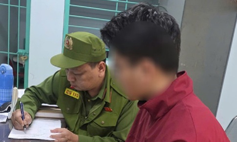 Phát hiện nam thanh niên sinh năm 2006 quay lén trong nhà vệ sinh nữ ở Hà Nội