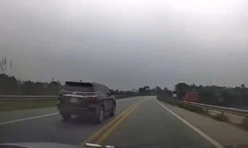 Phạt tài xế xe biển xanh vượt ẩu vào làn đường ngược chiều trên cao tốc