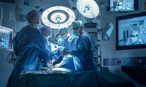 Hành trình trở thành bác sĩ: Từ đôi tay trần đến kỷ nguyên công nghệ