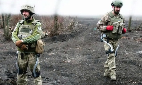 Ukraine thử 'khung xương ngoài' giúp binh sĩ vác tới 1,2 tấn đạn mỗi ngày