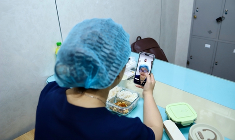 Sau cánh cửa cấp cứu (2): Bữa cơm vội và giấc ngủ ngắn