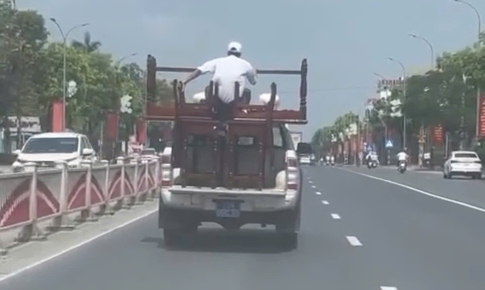 Xử phạt lái xe biển xanh chở bàn ghế cồng kềnh, người ngồi trên thùng khi di chuyển