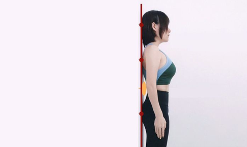 Bài kiểm tra ‘đứng dựa tường’ giúp nhận diện sớm nguy cơ về cột sống