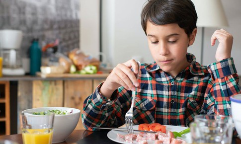 Ăn quá nhiều đạm khiến trẻ tăng gánh nặng chuyển hóa, hạn chế phát triển chiều cao