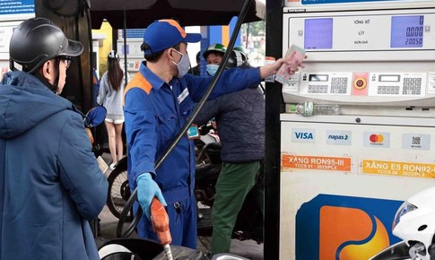 Giá xăng dầu giảm mạnh, mặt hàng RON95-III xuống dưới 30.000 đồng mỗi lít