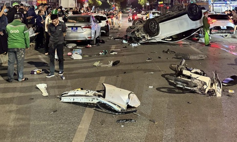 Hà Nội: Ô tô lật ngửa, nhiều người bị thương sau va chạm ở đường Trung Kính