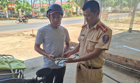 CSGT trả lại điện thoại iPhone và gần 30 triệu đồng cho người đánh rơi 