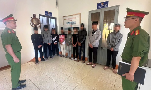 Mâu thuẫn trên mạng xã hội, hai nhóm học sinh mang hung khí đánh nhau