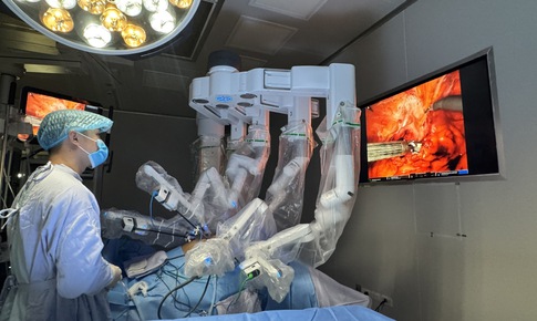 Hành trình 10 năm chiến đấu với ung thư và kỳ tích từ phẫu thuật robot