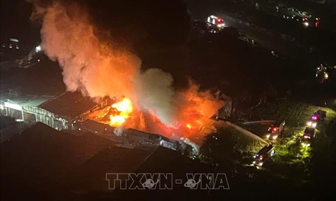 Cháy lớn trong đêm tại xưởng gỗ đối diện Bệnh viện K Tân Triều