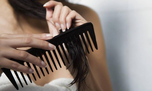 Bí quyết để mái tóc khỏe đẹp, không bị bết trong mùa nồm ẩm