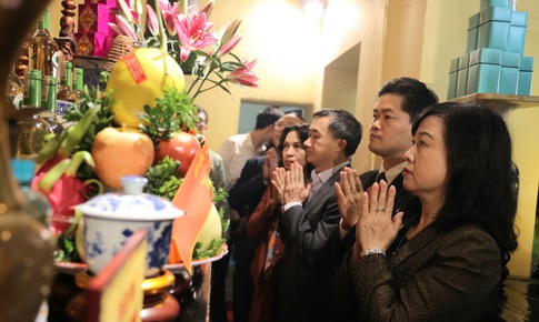 Bộ trưởng Đào Hồng Lan cùng đoàn Bộ Y tế dâng hương tưởng nhớ các Đại danh y tại Y miếu Thăng Long