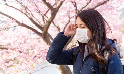 Viêm kết mạc mùa xuân dùng thuốc và chăm sóc như thế nào?