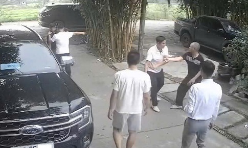 Mâu thuẫn trong lúc mời rượu, vợ chồng chủ quán bị khách đánh