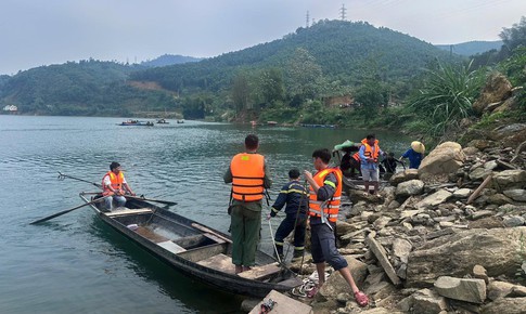 Lật thuyền khi thả lưới đánh cá trên hồ thủy điện, hai vợ chồng mất tích trong đêm