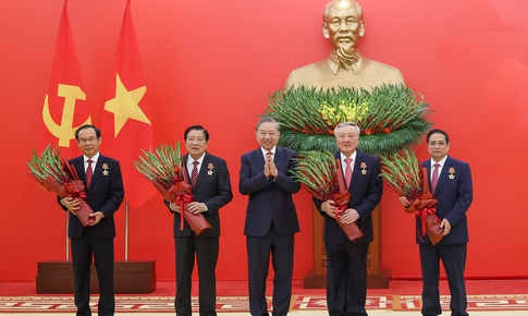 Tổng Bí thư Tô Lâm trao Huân chương Quân công hạng Nhất, Huy hiệu Đảng cho các lãnh đạo, nguyên lãnh đạo