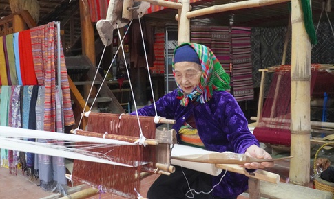 Những cụ bà cần mẫn giữ 'hồn' thổ cẩm giữa đại ngàn Pù Luông
