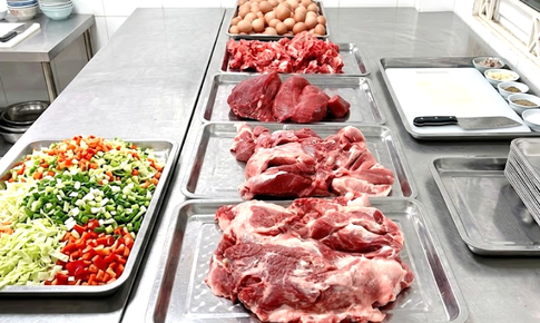 Vụ 300 tấn thịt lợn bệnh: ‘Con tôi đã ăn gì ở trường suốt thời gian qua?