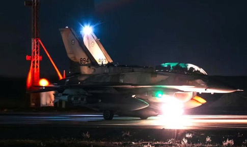 Tiêm kích F-16 Israel mang bom chùm tấn công Iran?