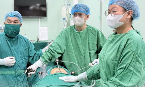 Nội soi bóc u nang buồng trứng khổng lồ, bảo tồn chức năng sinh sản cho thiếu nữ 15 tuổi