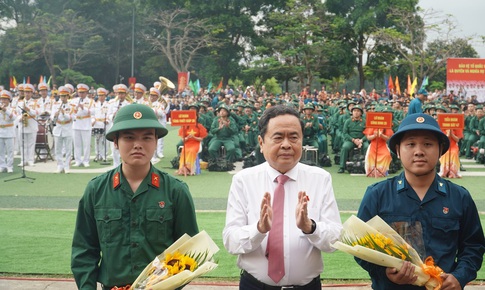 Chủ tịch Quốc hội Trần Thanh Mẫn dự lễ tiễn tân binh lên đường nhập ngũ