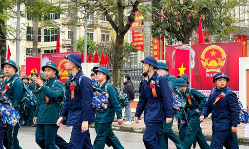 Nghẹn ngào giây phút tiễn tân binh Hải Phòng, Quảng Ninh lên đường nhập ngũ trong Ngày hội tòng quân 2026