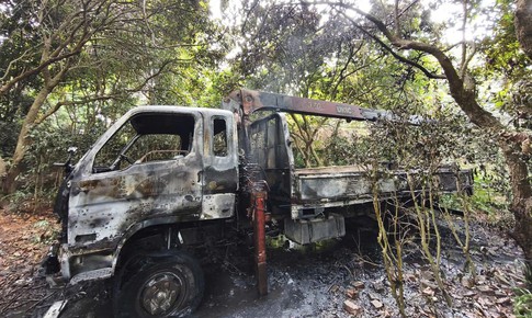 Cháy xe tải gắn cẩu tại Hòa Lạc, 1 người tử vong nghi do vướng dây điện