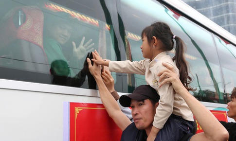 Những khoảnh khắc xúc động trong ngày tiễn quân lên đường nhập ngũ ở Nghệ An