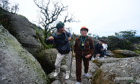 Hành trình 30 năm 'phượt' xe máy lễ Phật của cặp đôi u80