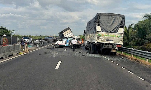 Dừng xe trên cao tốc Trung Lương - Mỹ Thuận: CSGT cảnh báo nguy cơ tai nạn nghiêm trọng