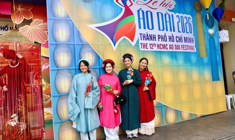 Du khách thích thú khi được mặc áo dài miễn phí tại TPHCM