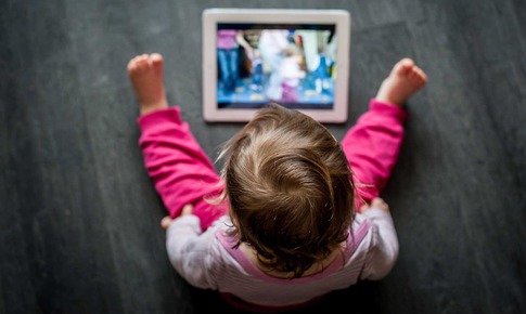 Trẻ dùng điện thoại nhiều dễ chậm nói