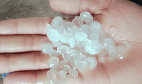 Hà Nội lại có mưa đá rạng sáng nay