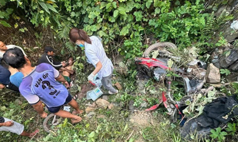 Vợ chồng nghèo thương vong khi xe máy lao xuống vực