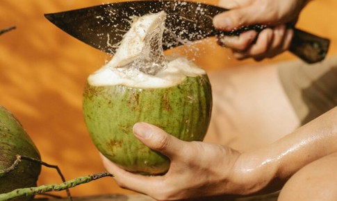 Thời điểm 'vàng' uống nước dừa làm đẹp da