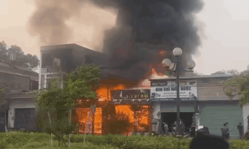 Quán lẩu trên đường Nguyễn Tất Thành bốc cháy ngùn ngụt