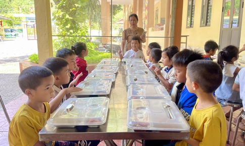 Vượt khó để học sinh vùng cao có những bữa cơm ngon, an toàn tại trường