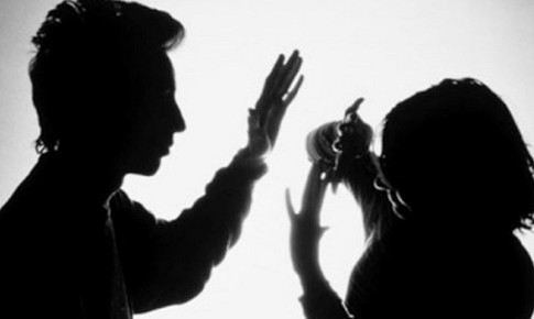 Cán bộ xã đánh vợ tổn hại 95% sức khỏe bị khởi tố, bắt tạm giam