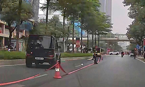 Ô tô Mercedes G63 tông tử vong cụ ông trên phố Đào Tấn