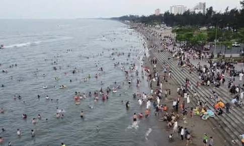 Nam sinh lớp 10 lao vào dòng nước xoáy cứu được 2 người ở biển Cửa Lò