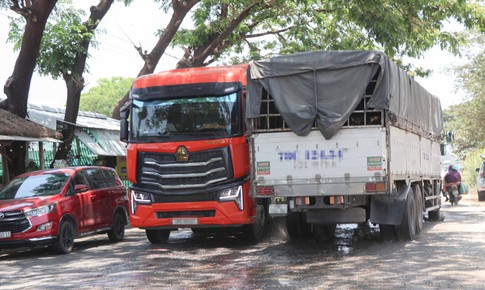 Người dân bất an khi lưu thông trên Quốc lộ 27 chật hẹp, xuống cấp, nhiều xe tải